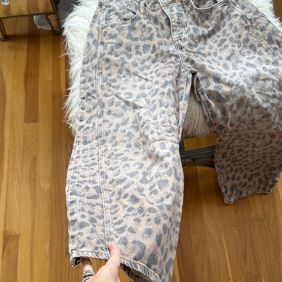 Free People We The Free Leopard Print Barrel Jeans - Picture 2 of 3